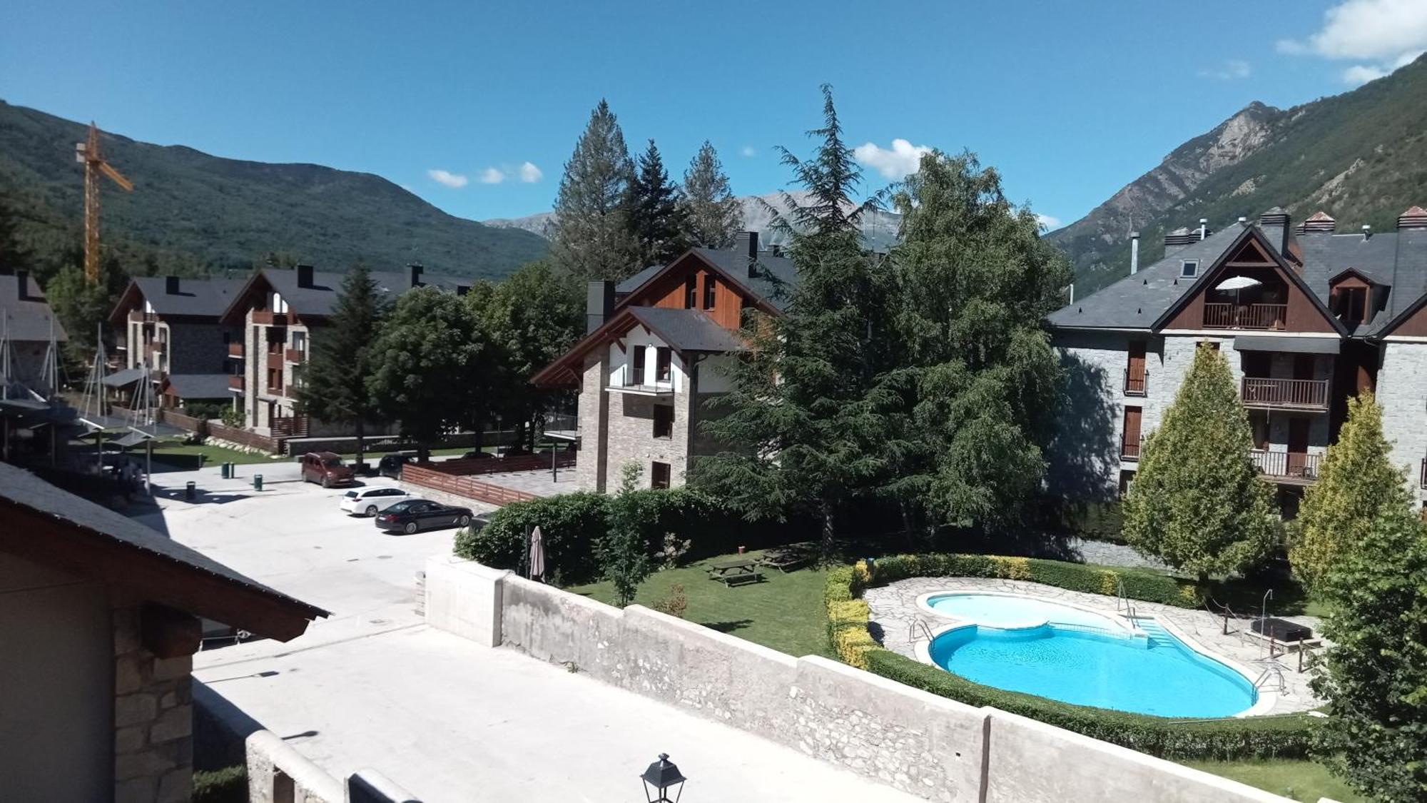 Edificio Ardillas Benasque Exterior photo